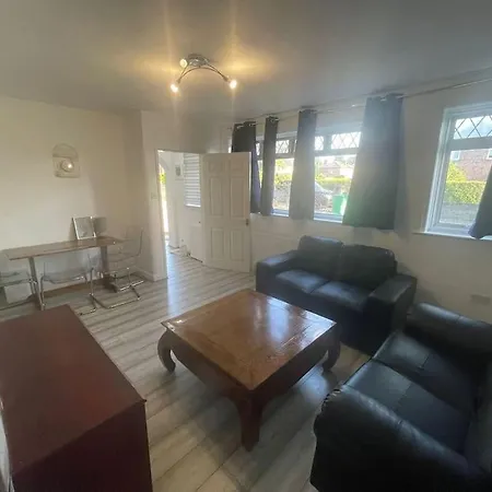 Cheerful 3 Bed Entire House, Newly Refurbished-3