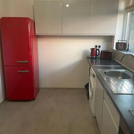 Cheerful 3 Bed Entire House, Newly Refurbished-2